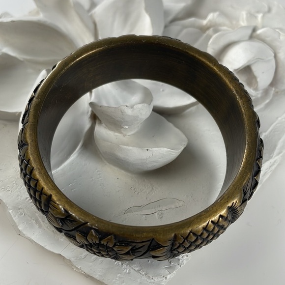 SUNFLOWER Embossed Resin Bangle - Picture 5 of 6